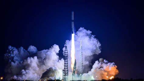 探讨杰夫·贝佐斯创立的蓝色起源与埃隆·马斯克领导的太空探索技术公司的竞争,揭示两家公司在商业航天领域的突破、挑战与未来愿景。
