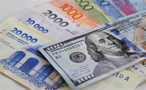 近期美元指数攀升至一周半以来新高,市场对美联储可能放弃鸽派立场的担忧持续升温。德国商业信心下滑与美国住房销售数据飙升等多重因素共同推动美元走强,全球投资者密切关注美联储未来货币政策走向及其对全球金融市场的深远影响。
