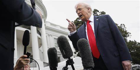 随着美中两国围绕TikTok交易协议的细节逐渐浮出水面,这一事件不仅牵动全球科技产业的神经,也引发了关于数据安全、监管政策及跨国商业合作的广泛讨论。本文深入解析交易内容及其潜在影响。
