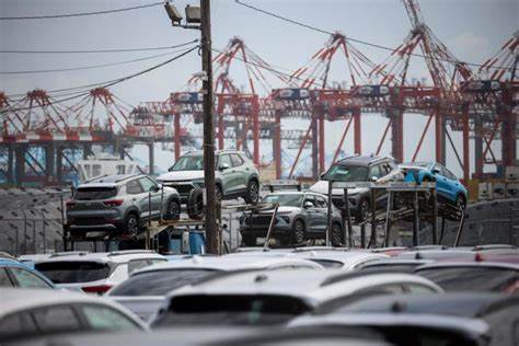 随着关税政策不断调整和扩大,美国汽车制造业面临前所未有的投资压力。汽车制造商与零部件供应商纷纷发出警告,认为不确定的关税环境正削弱他们在美国进行投资的动力,影响行业的长期发展与全球竞争力。
