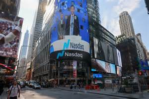 随着加密货币市场的不断发展,特朗普家族通过其新发行的数字货币实现了惊人的财富增长。本文深入探讨了此次加密货币发行的背景、运作机制、市场表现及其潜在影响。
