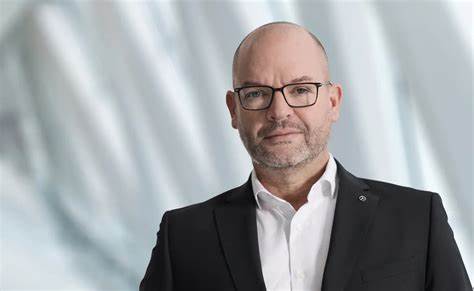 梅赛德斯-奔驰宣布高层人事调整,任命Jörg Burzer为首席技术官并兼管研发与采购,Michael Schiebe接任负责生产、质量与供应链的董事会成员。此举意在在电动化、软件化与可持续供应链的浪潮中实现连续性与更新,推动生成式人工智能客户体验和供应链碳中和目标落地。
