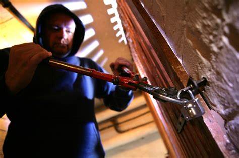 近日,德国梅特曼一金属加工企业仓库遭遇重大入室盗窃,数吨铜材被洗劫一空。本文详细分析事件经过、警方调查进展以及铜材被盗背后的社会影响,深度解读案件对行业安全和治安形势的启示。
