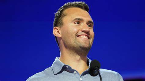 围绕查理·柯克遭遇谋杀事件,联邦通信委员会主席布伦丹·卡尔与德克萨斯州参议员特德·克鲁兹就言论自由与言论限制展开讨论,阐述了他们对言论保护的坚定立场以及对网络内容审查的担忧。本文深入分析了他们的观点及其背后的宪法原则,剖析了当前网络言论管控的复杂局势。
