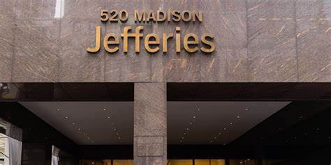 杰富瑞金融集团与日本三井住友银行深化合作关系,通过战略联盟推动双方在亚太地区的业务扩展与金融创新,助力区域市场整合和资本流动优化。本文深入探讨两大金融巨头合作的背景、具体措施及其对全球金融市场的深远影响。
