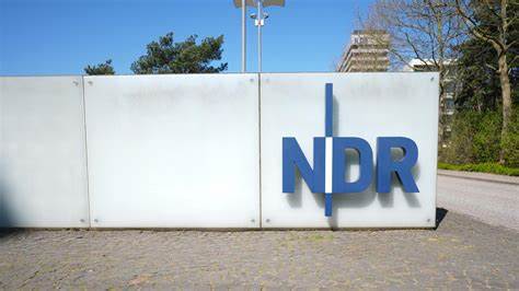 德国公共广播机构NDR决定不再由朱莉娅·鲁斯主持争议性节目《Klar》,引发各界对言论自由、媒体多元性以及公共广播责任的广泛讨论。本文深入解析事件背后的政治与社会影响,揭示公共媒体在现代民主社会中的复杂角色。
