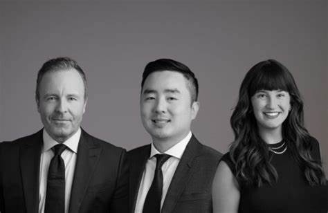 瑞银集团近期与美国多名官员举行会谈,旨在探讨银行未来发展策略与应对市场波动的方案,此举反映出金融巨头在全球经济复杂背景下积极调整业务布局与应对监管环境变化的决心。
