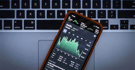 随着金融监管机构放宽传统的日内交易账户最低资金要求,散户投资者将享有更便捷的交易体验和更广泛的市场参与机会,这一变革有望为零售投资领域注入新的活力。本文深入解析相关政策变动及其带来的影响,助力投资者把握未来趋势。
