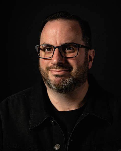 滚石杂志近期进行大规模裁员,知名电视和电影评论家艾伦·塞平沃尔等多位资深员工被解雇,引发媒体圈广泛关注。本文深入剖析裁员背后的行业趋势、媒体生态变化以及对内容创作的影响,探讨未来娱乐媒体的发展方向。
