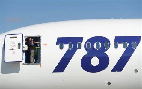 在波音生产加速与新机型认证进入关键阶段之际,探讨美国联邦航空管理局对波音监管放松的背景、潜在风险与国际反应,分析监管宽松对航空安全、供应链与航空公司运营的长期影响,并提出可行的监督改进方向。
