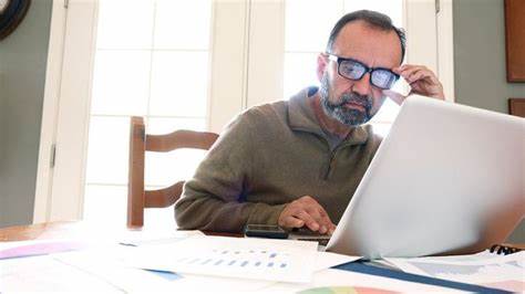 随着美国退休政策的不断变化,对于退休储蓄的策略调整变得尤为重要。本文深入探讨了62岁拥有150万美元传统IRA账户的人士,是否应考虑每年将部分资金转换为罗斯IRA,以减少未来强制最低取款(RMD)所带来的税务负担和财务风险。分析了RMD规则、罗斯转换的优缺点以及最佳实践,帮助读者做出明智的退休规划决策。
