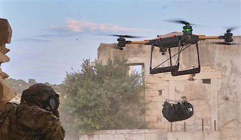 随着科技的飞速发展,无人机技术日益成为现代战争的重要组成部分。致命无人机不仅改变了传统的作战方式,还引发了全球军事战略的深刻变革,推动战争规则的重新制定和演变。本文深度解析致命无人机在当代战争中的角色、优势以及未来可能带来的挑战。
