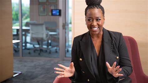 深入解析Lynda Eubanks作为Rabobank分行运营经理的职业生涯和管理理念,探讨她如何通过卓越的运营管理推动银行业务创新与发展,助力金融服务行业实现高效与可持续增长。
