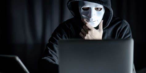 介绍影响广泛的 GoAnywhere MFT 最高风险漏洞 CVE-2025-10035 的利用情况与影响,解析攻击链与历史背景,并提供实用的检测、应急和长期防护建议,帮助企业评估风险并采取可操作的安全措施。
