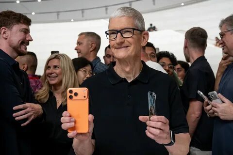 近年来,苹果公司面临股价增长放缓的挑战,尽管其在智能手机和消费电子领域依然保持领先地位。随着人工智能的迅速崛起以及即将推出的iPhone 17,苹果能否借此扭转局势,缩小与谷歌、亚马逊、微软等科技巨头之间的差距成为市场关注的焦点。本文深入分析苹果当前的市场表现,探讨AI技术和新一代iPhone产品对公司未来发展的潜在影响。
