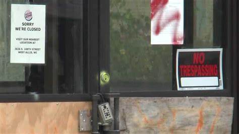 威斯特阿利斯市针对汉堡王废弃门店环境恶化问题采取法律行动,揭示企业责任与社区环境治理的紧迫性与挑战。文章深入分析案件背景、法律争议及其对城市管理和品牌形象的影响,呼吁企业履行社会责任,改善社区生态环境。
