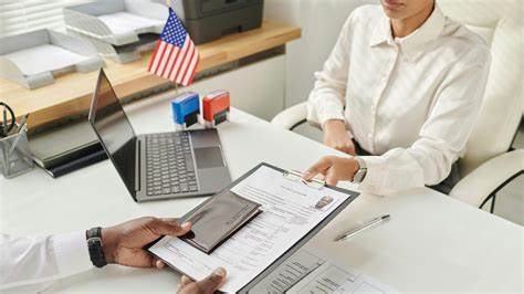 随着美国政府对H-1B签证收费标准的大幅提升,硅谷科技巨头及印度IT企业面临巨大挑战,印度科技股应声下跌,全球科技人才流动格局或将迎来重大改变。
