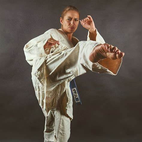 详细解析英语词汇"kick"的多种含义与用法,探讨其在不同语境中的表现及文化背后的丰富内涵,帮助读者全面理解这一常用动词和名词。
