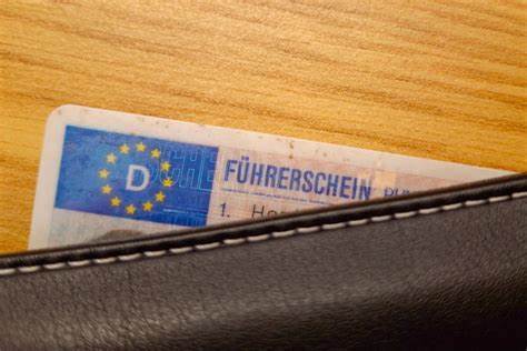 详细剖析德国交通法规中哪些严重违规行为会导致驾照被永久吊销,探讨相关法律条款及案例,并提供有效的预防和应对措施,帮助驾驶者了解保护自身驾驶资格的重要性。
