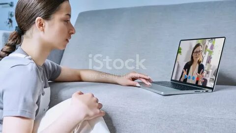 探索在线心理治疗为海外移民和数字游牧者提供的便利与支持,帮助他们克服文化适应压力、孤独感以及生活挑战,实现心理健康的正向发展。
