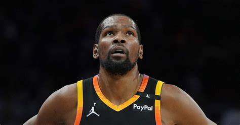 NBA超级巨星凯文·杜兰特因无法访问其持有的Coinbase比特币账户引发关注。代理人分享了这一意外状况如何成为杜兰特资产增值的利好,并剖析了加密货币投资的重要性与未来潜力。
