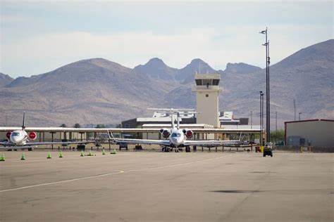 美国交通部和联邦航空局联合宣布启动主集成商选拔,推动建设全新的空中交通管制系统,旨在提升飞行安全、优化空域管理效率,加快实现现代化航空交通管制基础设施升级。作为一项里程碑工程,这一进程标志着美国空管系统迈向数字化、智能化新时代。
