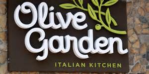 随着市场需求回暖,Darden餐饮集团提升了销售预期,但不断上涨的成本压力对其利润率构成严峻挑战,企业如何应对成本攀升成为未来发展的关键。
