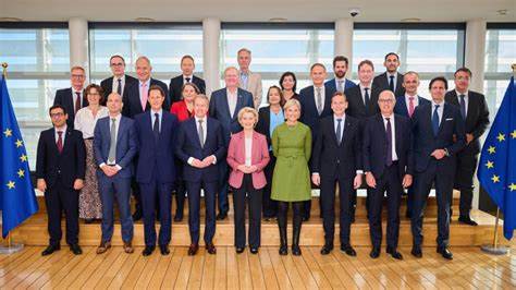 欧洲汽车行业正面临严峻的环保政策压力及国际竞争,行业代表近日与欧盟领导层展开对话,强调必须调整绿色转型路径以平衡环保目标与现实工业发展,推动建立更加务实且多元化的绿色战略。
