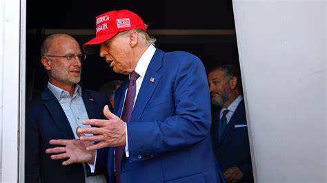 本文全面分析了美国与巴西之间围绕言论自由引发的国际法律与政治纷争,探讨了两国司法主权、数字空间监管及全球言论权利保护的复杂关系。
