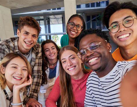 深入探讨2024全球青年指标,了解其如何通过系统数据分析和专家评估,揭示青年在教育、技能、创业、健康等多领域的机遇与挑战,为全球青年赋能提供科学依据。
