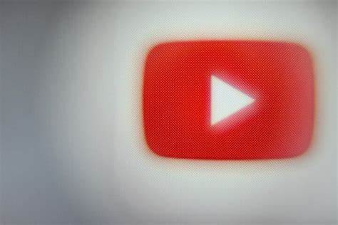 随着全球舆论环境的不断变化,YouTube宣布解封一批因传播新冠病毒信息和选举相关内容而被封禁的创作者,这一举措不仅标志着平台内容审核政策的重大调整,也在言论自由与信息监管之间激起新的讨论。本文深度解析YouTube政策转变的背景、影响及其对数字媒体生态的深远意义。
