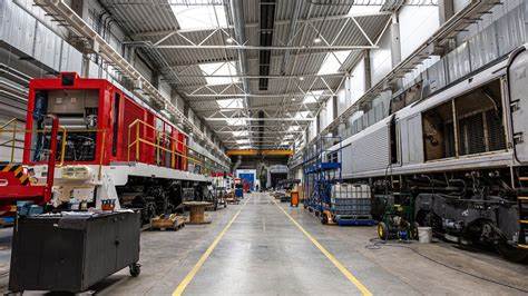 阿尔斯通与DB Cargo Polska签署意向书,拟在波兰里布尼克(Rybnik)建设新的Traxx机车维修中心,以补充托伦(Toruń)现有服务点,提升本地维护能力,服务东部走廊与跨境运输需求,并促进产业链本地化与绿色运输转型。
