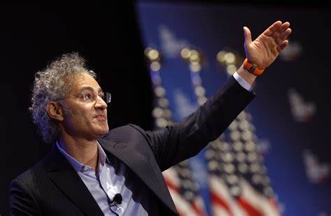 Palantir技术公司成功签署英国国防部9.5亿美元合同,引发业界广泛关注。Salesforce首席执行官Marc Benioff的高度评价,凸显了Palantir在AI和国防领域的战略地位和技术实力,同时也反映出企业对AI领导力的重新认知及行业未来发展趋势。
