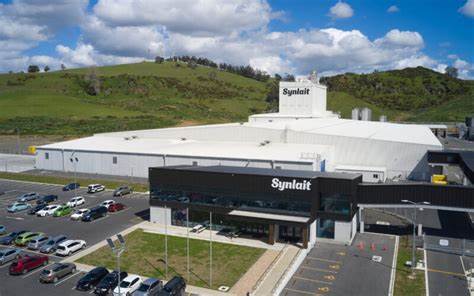 Synlait 将北岛关键生产资产出售给美国雅培,本次交易涉及奶粉生产基地与仓储设施,成交价约合1.78亿美元。解读交易背景、财务影响、监管流程以及对新西兰乳业链、婴幼儿配方奶粉市场和投资者的潜在影响与关注点。
