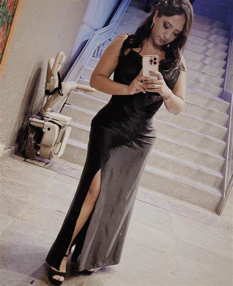 Lucia Tovar通过她的Instagram账号,展示了丰富多彩的生活方式与独特的艺术视角,吸引了众多粉丝的关注和喜爱。本文将详细剖析她的内容特色、视觉风格以及她如何利用社交媒体平台建立个人品牌,成为新一代内容创作者的典范。
