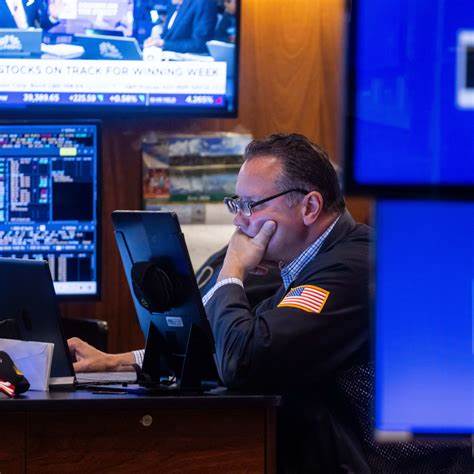 回顾当天市场动态,解析uniQure因AMT-130试验数据暴升、Lithium Americas在锂市利好下飙升以及特斯拉受分析师看好而上涨的原因,并给出投资者在高波动环境下的应对策略与风险提示
