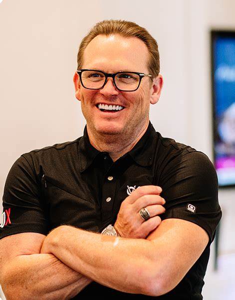 解析Cardone Ventures CEO Brandon Dawson关于如何像破解算法般构建高质量商业人脉的核心策略与可执行步骤,帮助创业者和高阶管理者以目标导向、价值互换和持续行动打造能推动事业跃升的内圈网络。
