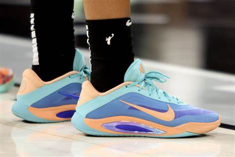 解析当日推动美股波动的核心因素,评估耐克、礼来、科迪瓦与AES等公司消息面的影响,解读宏观环境对板块轮动的驱动逻辑并提出面向不同投资者的实用关注点与风险提示。
