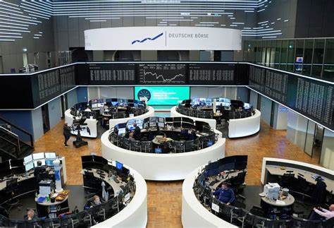 解析美国最新关税措施与美联储利率前景变化对全球股市、行业板块与市场情绪的影响,评估对中国与欧洲市场的传导路径与投资者应对策略,提供可操作的风险管理与资产配置建议
