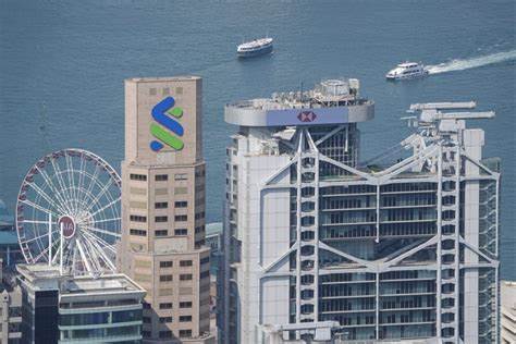 沪港人民币市场迈出关键一步 -  - 跨境债券回购机制启动并完成首笔交易,对离岸人民币流动性、境外投资者参与中国债市和香港作为国际人民币中心的地位将产生深远影响,解读其机制、利好与潜在风险,以及对投资者与金融机构的操作与策略启示。
