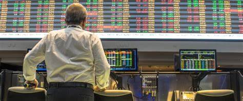 分析美国原油对亚洲长航线套利面临的收窄原因、航运费上涨与中东原油价格回归对贸易格局的影响,并提出对炼厂、交易商与航运方的应对策略与关注要点
