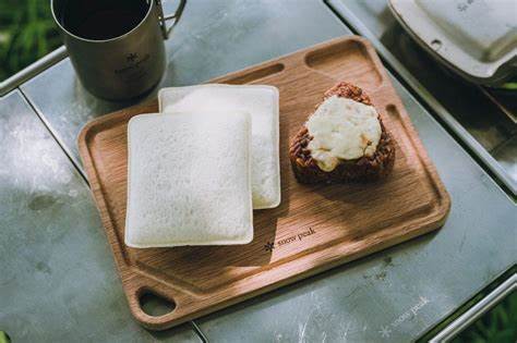 随着现代生活节奏的加快,人们越来越渴望在日常生活中体验自然与户外的乐趣。日本知名露营品牌スノーピーク与便利店巨头ローソン联合推出的特色美食,为消费者带来方便且独特的露营风味,打破了传统便利店食品的界限。
