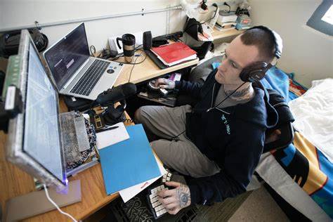 缅因州通过推行囚犯远程工作计划,极大改善了监狱内部环境并促进了囚犯的职业发展,这一创新模式正逐渐引起其他州的关注和模仿,展现了刑罚执行与社会再融入的良好结合。
