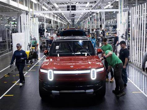 Rivian在发布最新交付数据并下调全年交付指引后股价大幅波动,本文从交付数据、财务压力、行业背景与投资者应关注的关键指标出发,解析事件成因及对公司与行业的潜在影响。
