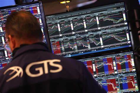 近年来,保证金债务水平不断攀升,成为华尔街潜在的重大隐患。本文深入分析保证金债务激增的原因及其对市场稳定性的影响,揭示这一趋势背后的风险和投资者应如何防范潜在的金融危机。
