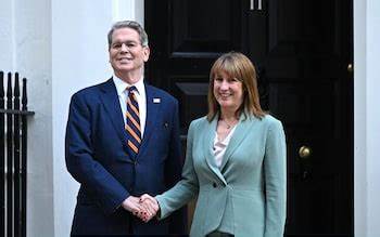 随着税收政策的调整,年轻人在就业市场上面临前所未有的压力。分析瑞芙斯税收改革对年轻人就业数量、福利依赖以及经济发展带来的深远影响,探索应对挑战的可能路径。
