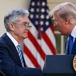 深入探讨美国联邦储备委员会主席杰罗姆·鲍威尔面对前总统特朗普压力时,如何坚持独立决策,维护美联储独立性和美国经济稳定。文章剖析其坚定态度背后的驱动力及其在政治与经济博弈中的重要角色。
