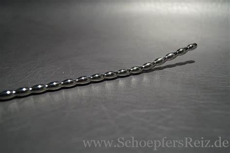 尿道刺激作为一种独特且鲜为人知的性快感方式,正逐渐被更多人关注。了解尿道刺激的原理、方法及安全注意事项,帮助你在探索身体极限时体验更深层次的快感。
