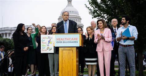 美國政府資金僵局可能導致疫情期間擴大的平價醫療法案補貼回復原狀,數百萬依賴個人市場投保的民眾將面臨保費上漲與失保風險,文章分析影響範圍、關鍵數字、不同群體的脆弱性以及可行的應對策略。
