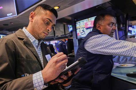 华尔街股市连续创下新高,市场普遍预计美联储将在下周做出首次利率下调。最新数据显示就业市场放缓和通胀趋稳为政策调整提供了基础,投资者积极布局利率下降受益板块,展望美国经济及全球金融市场的未来走向。
